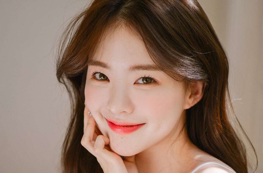 Rửa mặt thật sạch với sữa rửa mặt để loại bỏ hoàn toàn bụi bẩn trên da mặt
