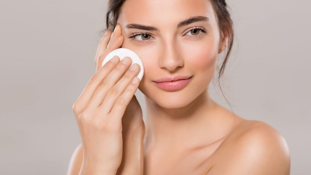 Tẩy trang là bước vô cùng quan trọng khi dưỡng da ban đêm tại nhà