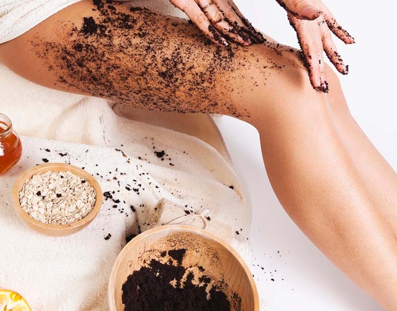Tẩy tế bào chết để loại bỏ vi khuẩn làm nghẽn lỗ chân lông, giúp da thông thoáng