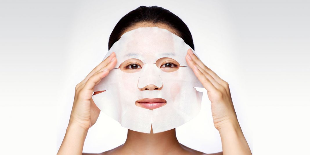 Đắp mặt nạ vừa là một bước dưỡng da cần thiết, vừa giúp các chị em thư giản