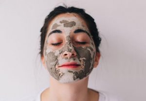 Mặt nạ đất sét chứa nhiều thành phần Kaolin có tác dụng dưỡng trắng da mặt nhờn