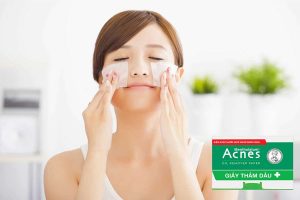 Giấy hút dầu nhờn của Acnes được nhiều bạn trẻ sử dụng