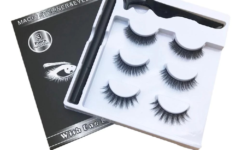 Bước cuối cùng là cố định mi giả vào khuôn mẫu mí mắt đã chuẩn bị