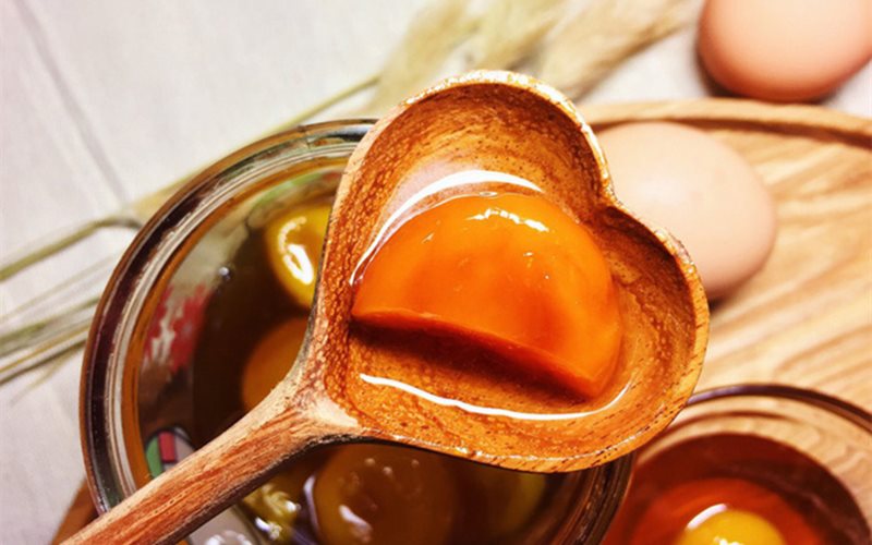                     Sữa chua và trứng gà giải quyết nỗi lo về thâm sạm.