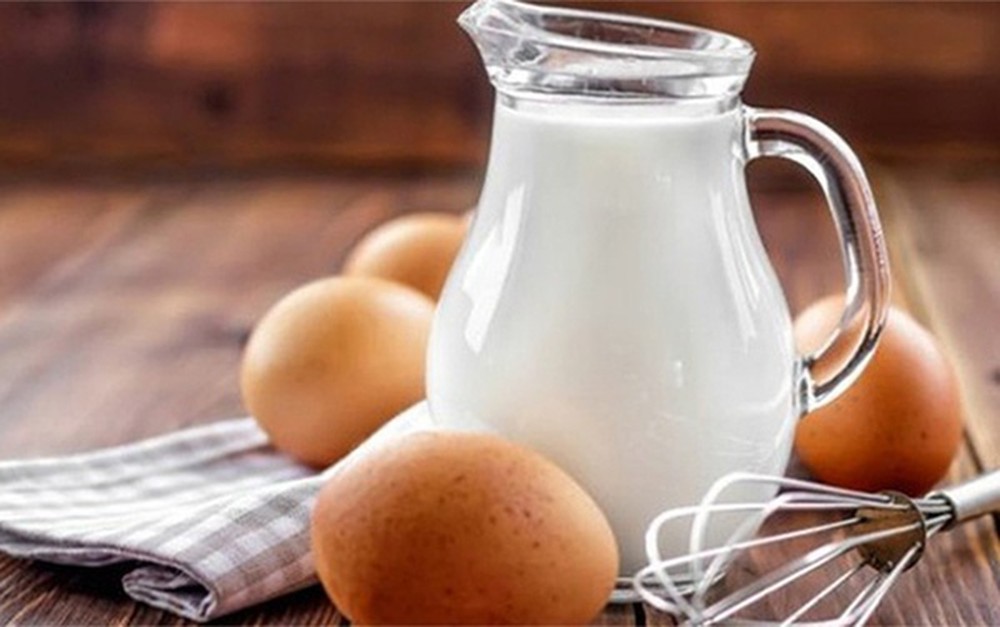                     Một làn da tươi sáng cùng với trứng gà và sữa tươi.