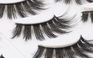 Nghề lông mi giả có đặc điểm như thế nào? Làm mi giả được bao nhiêu tiền? Vì sao nhiều người lại chọn nghề này?