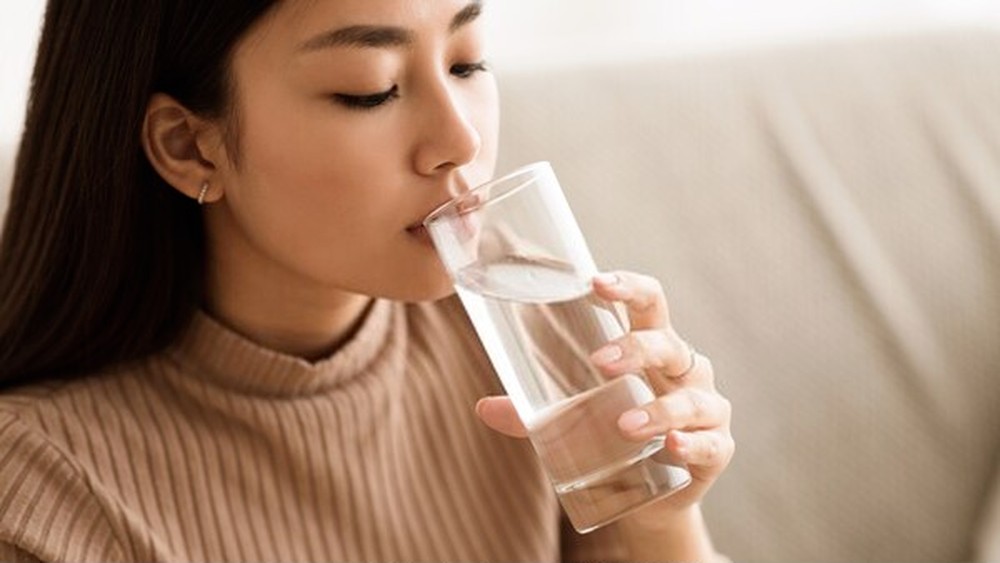 Uống nước để “giải cứu” làn da