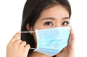 Tránh bụi bằng khẩu trang để khắc phục mẩn nổi do dị ứng