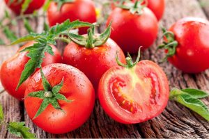 Cà chua tươi chứa rất nhiều vitamin, tốt cho sức khỏe, tốt cho cả làn da