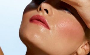                               Da mặt bị đổ nhiều dầu vào mùa hè.