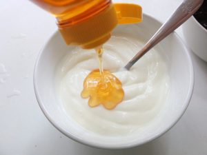 Sự kết hợp của sữa chua và mật ong tạo nên mặt nạ cho da dầu rất tốt