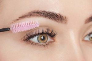 Việc sử dụng mi giả dưới cũng là một cách để tân trang đôi mắt thêm phần nào cuốn hút và quyến rũ