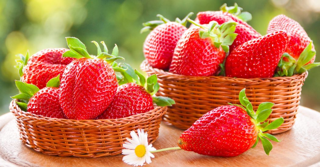           Mật ong và dâu tây sẽ giúp làn da của bạn săn chắc hơn.