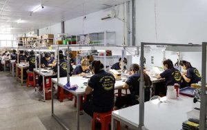 Quy trình sản xuất lông mi giả đòi hỏi sự tỉ mỉ cao trong từng công đoạn