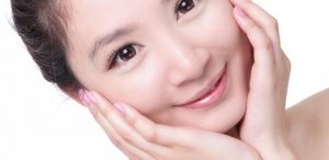                     Massage mặt giúp da mặt thẩm thấu nhanh hơn.