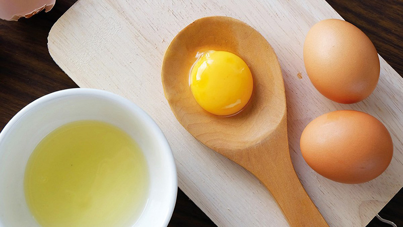 Lòng trắng trứng giúp tăng hiệu quả tắm trắng bằng vitamin B1