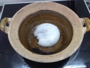 Phèn chua có tính hàn nên có khả năng sát trùng và trị hôi nách tốt