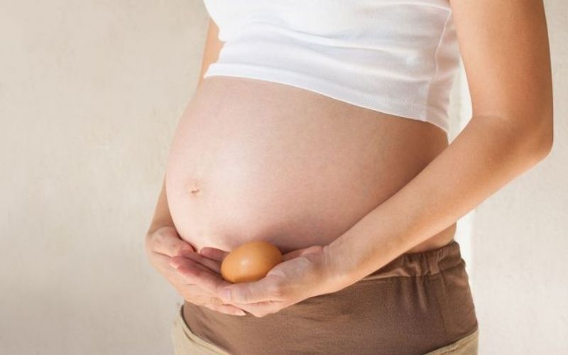 Áp trứng luộc lên má giúp trẻ có má lúm