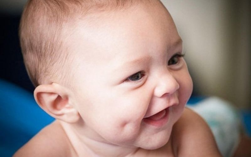 Nựng trẻ có má lúm cũng là cách giúp con có má lúm