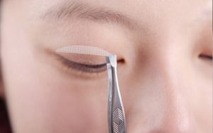 Kích mí bằng miếng dán giúp đôi mắt to hơn tại nhà thật đơn giản