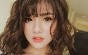 Tóc uốn gợn sóng ngang vai cho mặt tròn sành điệu