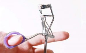 Bước đầu tiên trong cách chải mascara đó là bấm mi sao cho cong và đều