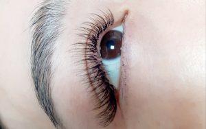 Mi giả sẽ được gắn lên hàng mi thật bằng keo dán chuyên dụng để tạo vẻ đẹp cho đôi mắt