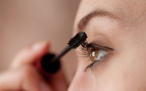 Phương pháp uốn mi là gì? Uốn mi có được chuốt mascara hay không?