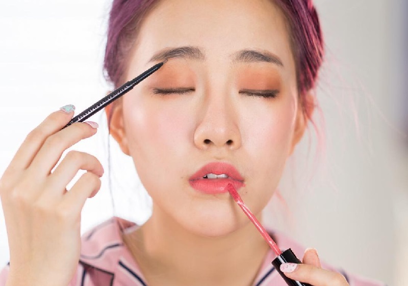 Không trang điểm mắt khi vết thương chưa lành hẳn - cách chăm sóc mắt sau khi cắt mí