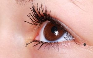 Nốt ruồi ở mi mắt có ý nghĩa gì trong nhân tướng học?