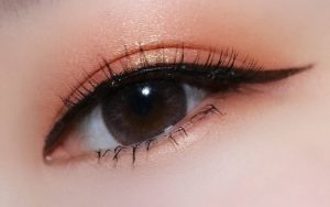 Uốn mi collagen phủ đen sẽ giúp hàng mi có độ cong tự nhiên, quyến rũ nhất có thể