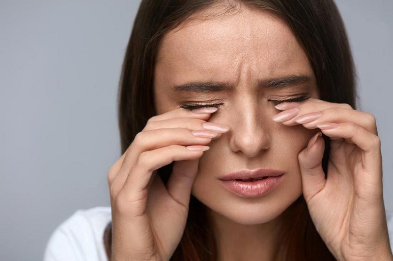 Không dụi mắt để tránh làm ảnh hưởng đến vết thương