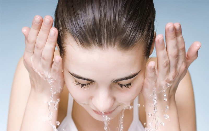 Làm sạch da đúng cách là bước quan trọng trong phục hồi da