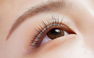 Uốn mi sẽ mang lại hàng mi cong hấp dẫn