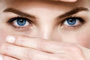 Hốc mắt sâu khiến đôi mắt cuốn hút hơn