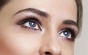 Đôi mắt đẹp cuốn hút khi uốn cong mi trên và mi dưới