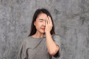 Lẹo mắt mang lại cảm giác khó chịu cho người bị