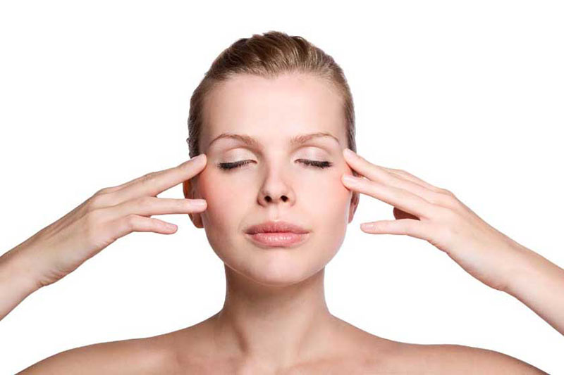 Nên tác dụng lực nhẹ lên mắt để tránh làm da chảy xệ