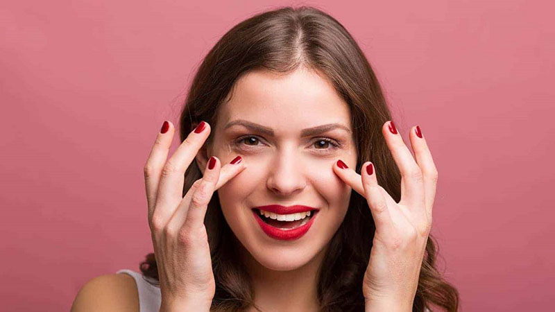 Dùng đầu ngón tay massage để bọng mắt và mí mắt bớt sưng