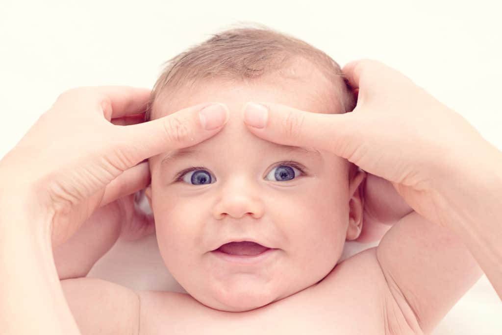 Massage vùng da mí và quanh mắt theo 4 bước kể trên