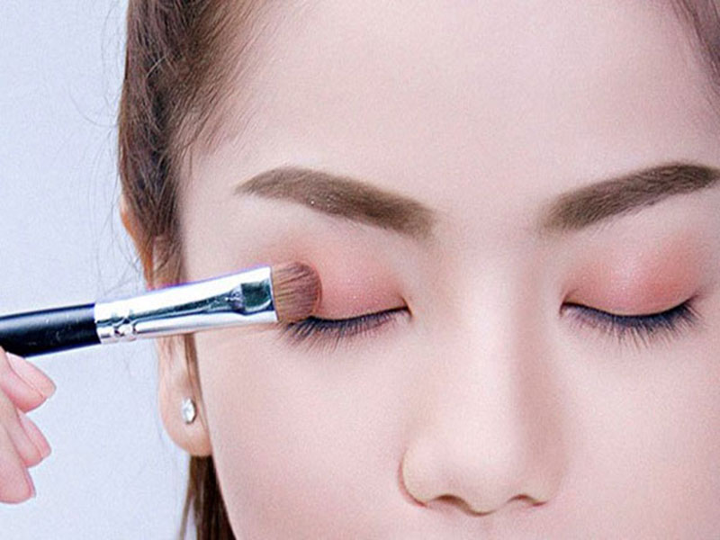 Trang điểm có thể khắc phục mắt hình lá khoai nhưng chỉ trong thời gian ngắn