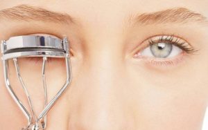 Bấn lông mi mang lại là làm cho lông mi của chúng ta trông cong hơn, đôi mắt sẽ tròn và to hơn