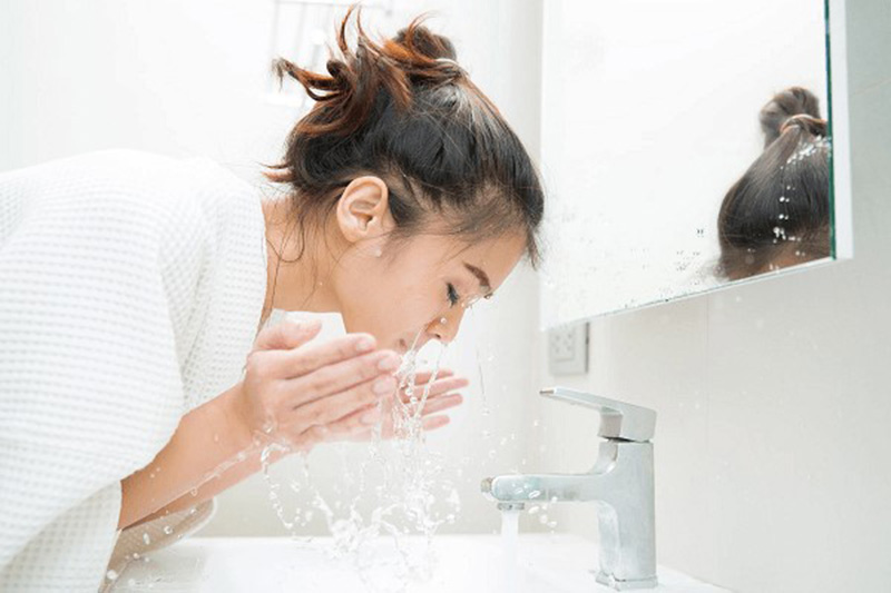Vệ sinh da mặt thật sạch với nước giúp da hạn chế tình trạng lỗ chân lông tắc nghẽn