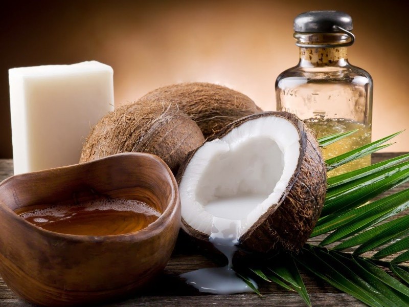 Dầu dừa chứa nhiều vitamin E, giúp cấp ẩm và thúc đẩy sản sinh collagen tự nhiên, giúp da mềm mịn, hạn chế rạn da hiệu quả