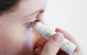 Cách làm dài lông mi bằng son dưỡng môi được nhiều cô gái ưa chuộng