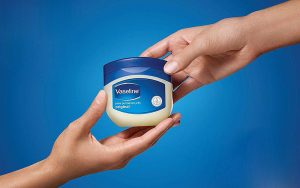Vaseline là sản phẩm kem dưỡng có mặt trên thị trường từ rất lâu