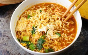 Mì tôm gây nóng dễ kích ứng vết thương sau cắt mí mắt