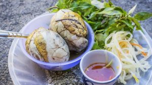cắt mí có được ăn trứng vịt lộn không