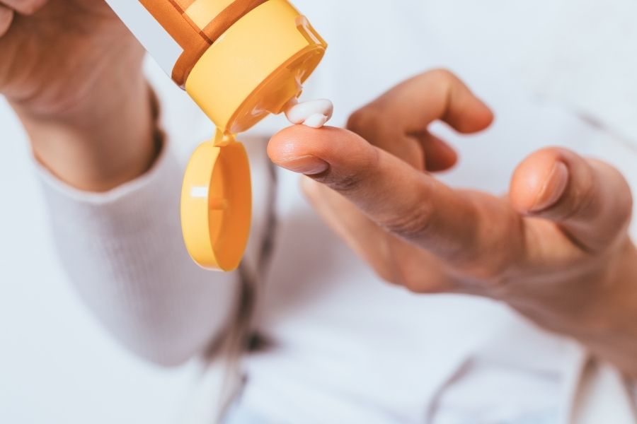 Bôi kem trị sẹo sau khi mí mắt đã cắt chỉ