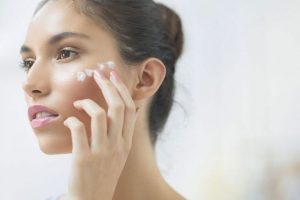 Bạn nên thoa kem dưỡng ẩm nhẹ nhàng thường xuyên cho da